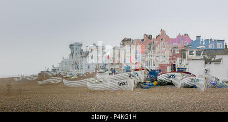 Vista astratta di Aldeburgh beach con barche ed edifici Foto Stock