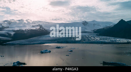 Vista aerea della laguna glaciale in Islanda drone Foto Stock