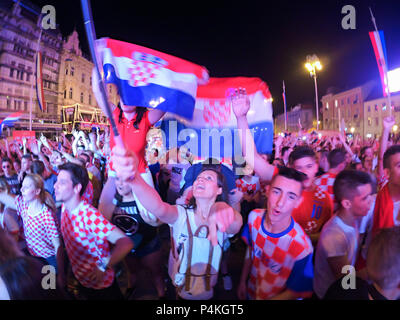 Zagabria, Croazia - 21 giugno croato tifosi di calcio sul divieto di Piazza Jelacic, guardando il 2018 FIFA WORLD CUP MATCH RUSSIA Argentina contro la Croazia il 21 giugno Foto Stock