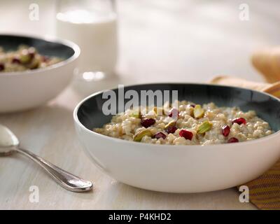 Il Porridge di avena con i semi di melograno Foto Stock