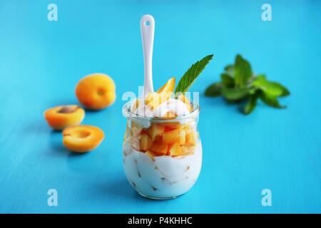 Albicocche con yogurt e menta Foto Stock