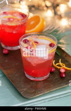 Un cocktail a base di mirtillo palustre con ribes rosso e arancione (Natale) Foto Stock