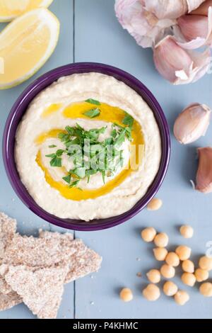 Hummus in una piccola ciotola (vista da sopra) Foto Stock