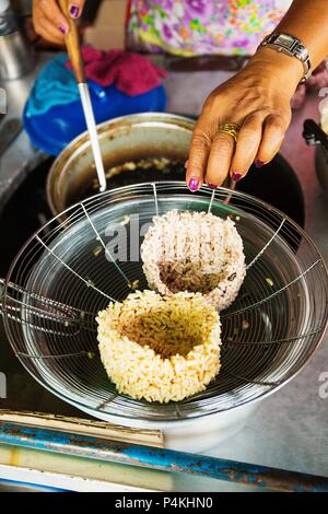 Fritti di riso tailandese bocce su una succhieruola Foto Stock