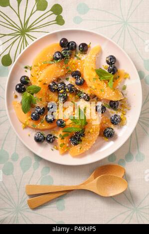 Una insalata di melone con mirtilli e menta Foto Stock