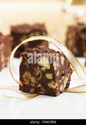 Frigorifero di cioccolato torta con nocciole Foto Stock