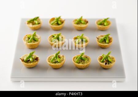 Gli asparagi e funghi tortine Foto Stock