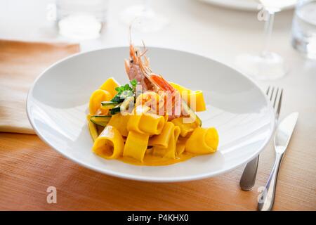 Paccheri con lo zafferano, scampi e zucchine Foto Stock