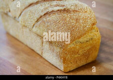 Una pagnotta di pane bianco su un tavolo di legno Foto Stock