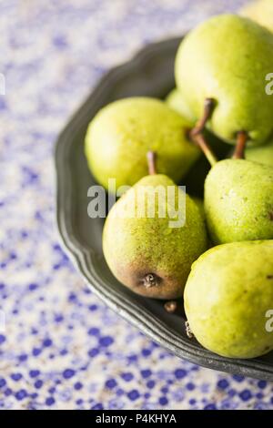 Pere fresche in una ciotola di metallo Foto Stock