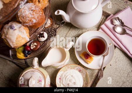 High Tea: il tè del pomeriggio con torte e praline (visto da sopra) Foto Stock