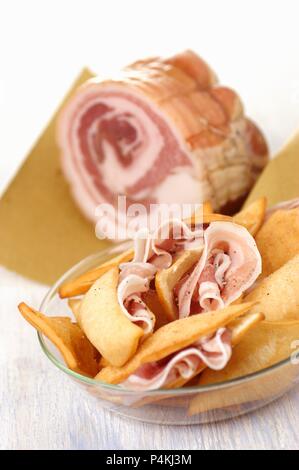 Pancetta & gnocco fritto (pancetta e fritti di pasta di pane, Italia) Foto Stock