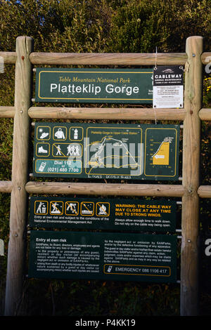 La vista di Cape Town dal Platteklip Gorge sentiero escursionistico fino alla cima della montagna della tavola. Foto Stock