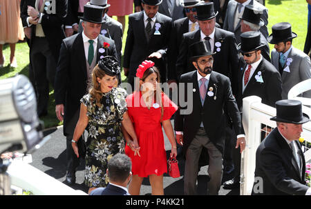 Sheikh Mohammed Bin Rashid Al Maktoum (destra) con la moglie per la principessa Haya di Giordania (sinistra) e la figlia Sheikha Al Jalila bint Mohammad Bin Rashid Al Maktoum (centro) durante il giorno e quattro Royal Ascot a Ascot Racecourse. Foto Stock