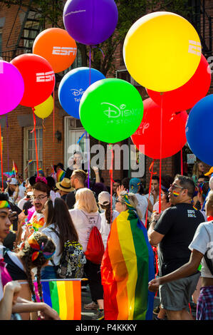 NEW YORK CITY - Giugno 25, 2017: i partecipanti onda bandiere arcobaleno e trasportare palloncini colorati nell'annuale Pride Parade in Greenwich Village Foto Stock