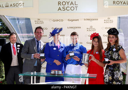 Proprietario Principessa Haya di Giordania (a destra) e la figlia Sheikha Al Jalila bint Mohammad Bin Rashid Al Maktoum, Jockey William Buick e il trainer Charlie Appleby sono presentati con i trofei di Clare Balding dopo la vittoria del re Edward VII Stakes con persiano antico durante il giorno quattro di Royal Ascot a Ascot Racecourse. Foto Stock