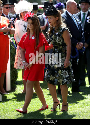 La principessa Haya di Giordania (a destra) e la figlia Sheikha Al Jalila bint Mohammad Bin Rashid Al Maktoum (sinistra) durante il giorno e quattro Royal Ascot a Ascot Racecourse. Foto Stock