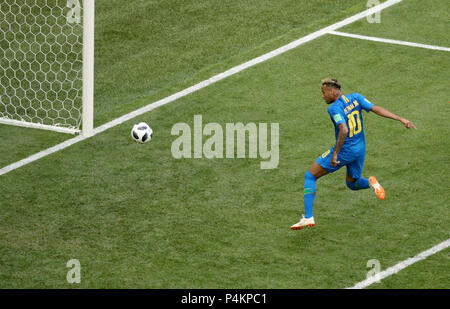 Il brasiliano Neymar segna il secondo gol del suo fianco durante la partita della Coppa del mondo FIFA Group e allo stadio di San Pietroburgo, Russia. PREMERE ASSOCIAZIONE foto. Data immagine: Venerdì 22 giugno 2018. Guarda la storia di PA WORLDCUP Brasile. Il credito fotografico dovrebbe essere: Owen Humphreys/PA Wire. Foto Stock