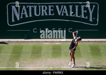 La Germania Julia Goerges in azione durante il suo quarto di finale contro la Repubblica ceca è Petra KVITOVA durante il giorno cinque della natura Valle Classic a Edgbaston Priory, Birmingham. Foto Stock