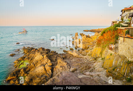 Il litorale del Mar Nero in Sozopol Bulgaria la sera Foto Stock