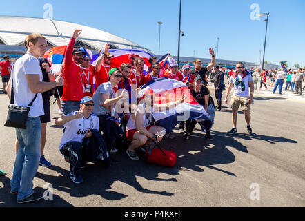 Samara, Russia - 17 Giugno 2018: allegro e decorate i tifosi di calcio con le bandiere del Costa Rica accanto a Samara Arena stadium durante il 2018 FIFA World Foto Stock