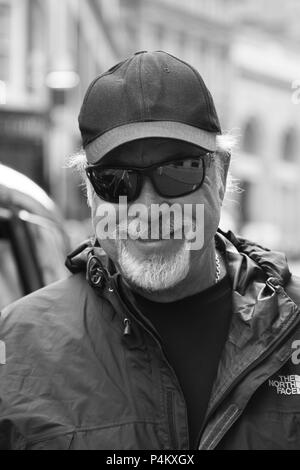 Tom Jones Sir Tom Jones in Wellington Street, Covent Garden, Londra, Regno Unito. Bianco e nero. Monocromatico. Foto Stock