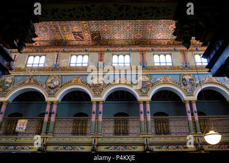 Balaustra e soffitto Chettinad interno in stile casa sontuosa, Chettinad regione, Tamil Nadu, India. Foto Stock