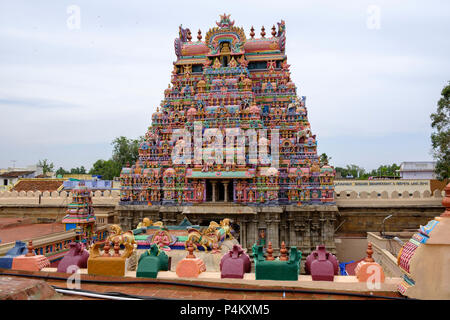 Uno dei 21 gopurams (gate towers) a Ranganathaswamy indù tempio dedicato a Vishnu e il più grande tempio composto nel mondo, nello Stato del Tamil Nadu, India. Foto Stock