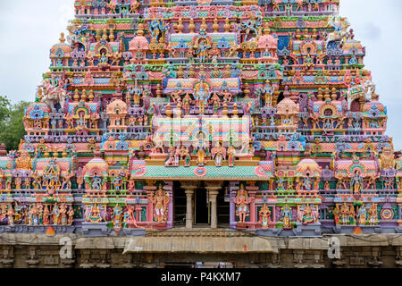 Statue dipinte su un gopuram (torre) a indù Swamy Ranganathar Tempio Srirangam, Tiruchirappalli distretto, Tamil Nadu, India. Foto Stock