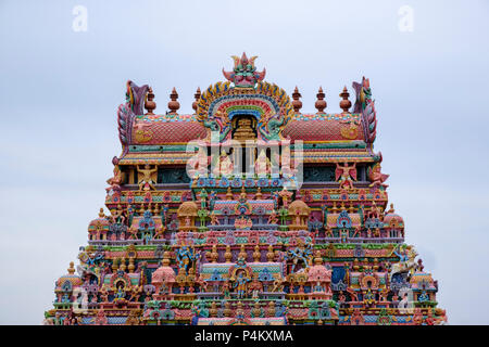 Dipinto di statue e di sommità di una gopura, presso Sri Ranganathar Swamy Tempio Srirangam, Tiruchirappalli distretto, Tamil Nadu, India. Foto Stock