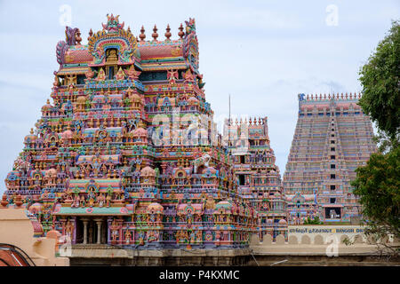 Gopurams (gate towers) presso Sri Ranganathar Swamy Tempio Srirangam, Tiruchirappalli distretto, Tamil Nadu, India. Foto Stock