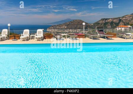 Piscina in Costiera Amalfitana con vista del golfo di Napoli e del Vesuvio. Sorrento. Italia Foto Stock