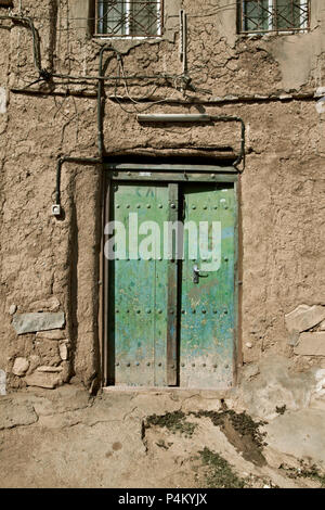 La vecchia porta in Al Hamra Village dello Yemen in Oman in Medio Oriente Foto Stock