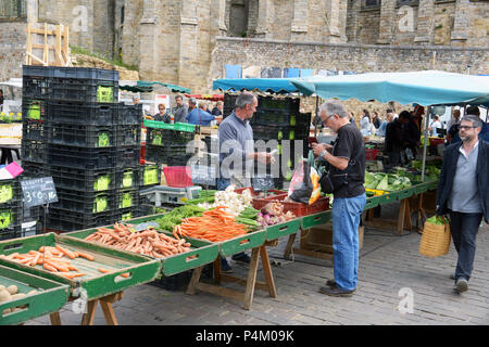 Il mercato settimanale in Le Mans è tenuto nella piazza del paese che vendono di tutto, dal cibo agli oggetti di antiquariato Foto Stock