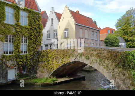 Casa Tradizionale delle facciate e un ponte medievale sul Peerdenstraat lungo il canale verde in Bruges, Belgio Foto Stock