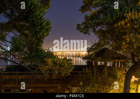 Il Telegraph Hill ha molto bella vista del Bay Bridge come pure molte case privilegiato. Foto Stock