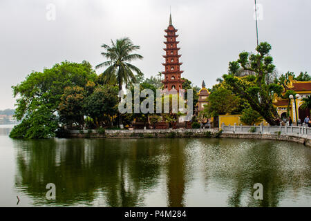 Hanoi, Vietnam - Marzo 16, 2018: Tran Puoc Pagoda in Hanoi del lago, uno dei più importante pietra miliare buddista del paese Foto Stock