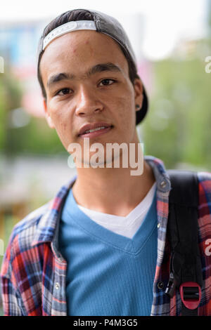 Bel giovane uomo indiano di esplorare la città di Bangkok, Tailandia Foto Stock