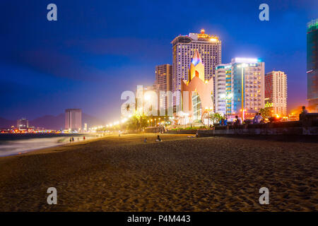 Nha Trang centro urbano vista sullo skyline al tramonto nel Vietnam del sud Foto Stock