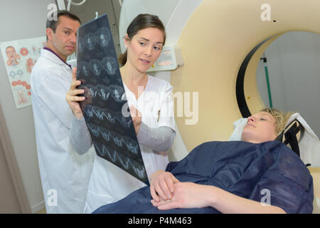 Mri scan immagine del cervello per la diagnosi Foto Stock