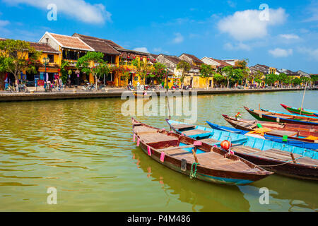 Barche da pesca al riverfront dell antica città di Hoi An in Quang Nam Provincia del Vietnam Foto Stock