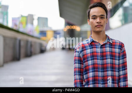 Bel giovane uomo indiano di esplorare la città di Bangkok, Tailandia Foto Stock