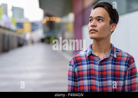 Bel giovane uomo indiano di esplorare la città di Bangkok, Tailandia Foto Stock