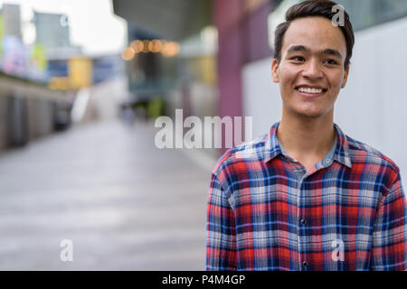 Bel giovane uomo indiano di esplorare la città di Bangkok, Tailandia Foto Stock