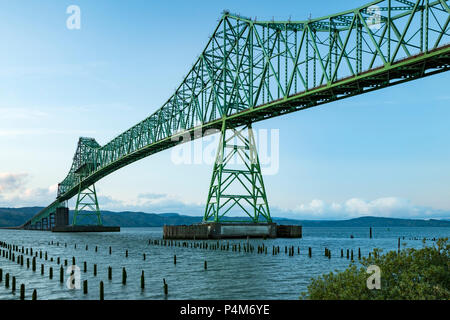 Ponte Astoria-Megler, Columbia River e tralicci in legno, Astoria, Oregon, Stati Uniti d'America Foto Stock