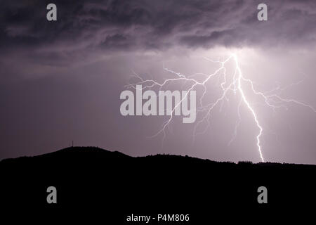 A Allariz, Galizia / Spagna - Giugno 21 2018: colpo di fulmine durante un temporale. Foto Stock