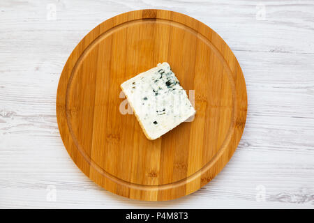 Formaggio blu sulla tavola di legno. Vista dall'alto. Flatlay. Foto Stock