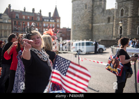 Royal watchers si raccolgono al di fuori del Castello di Windsor nella speranza di veder S.A.R. il principe William e il principe Harry durante il loro famigerato pre-Aborigeno di nozze. Migliaia rivestito il centro di Windsor strade al di fuori del castello, accanto a giornalisti e fotografi. Foto Stock