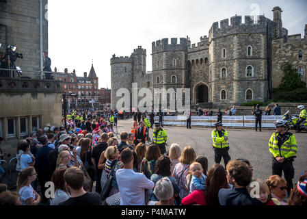 Royal watchers si raccolgono al di fuori del Castello di Windsor nella speranza di veder S.A.R. il principe William e il principe Harry durante il loro famigerato pre-Aborigeno di nozze. Migliaia rivestito il centro di Windsor strade al di fuori del castello, accanto a giornalisti e fotografi. Foto Stock