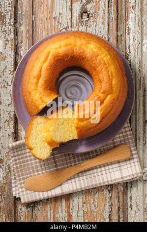 Baba au Rhum, tagliato a fette (visto da sopra) Foto Stock